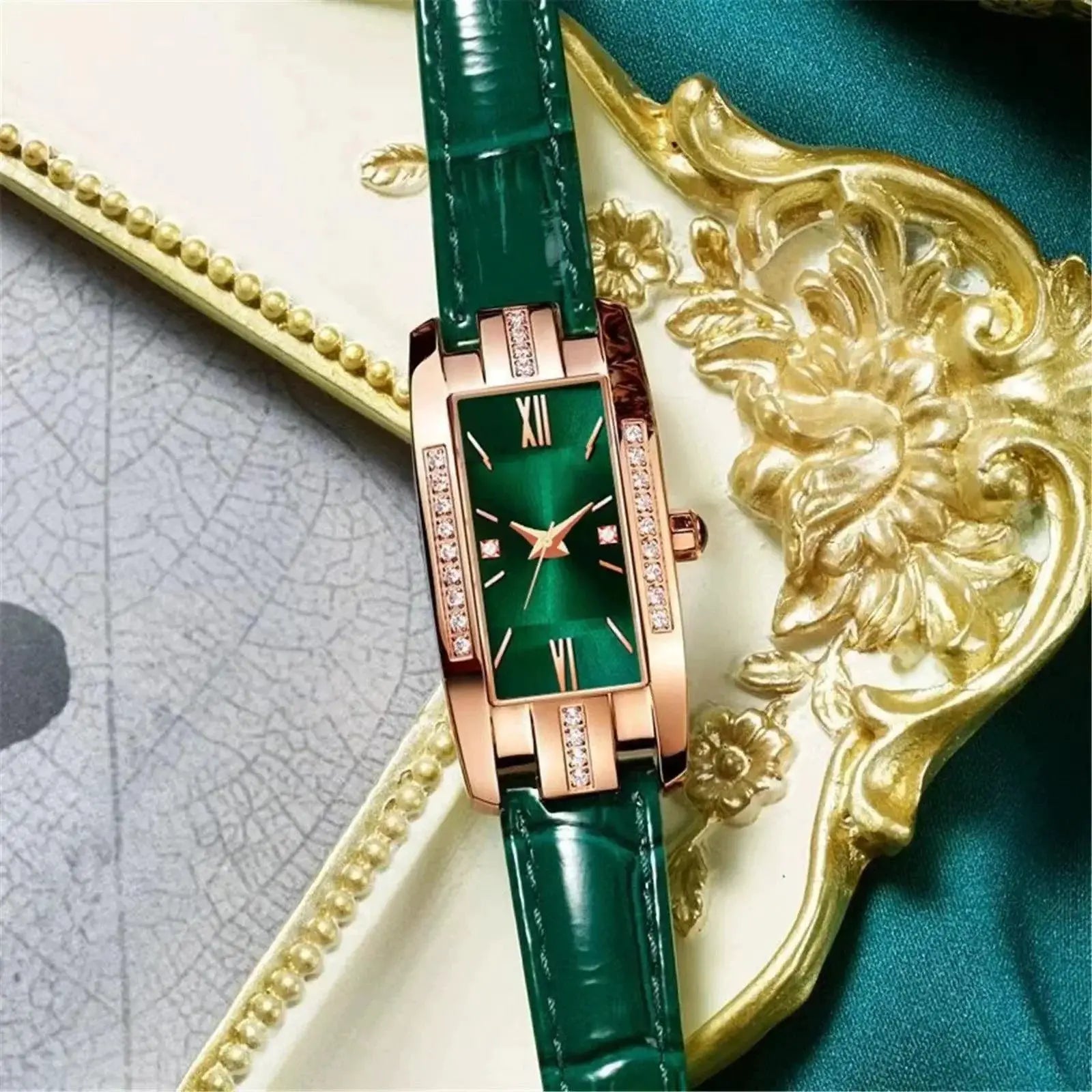 Womens Fashion Watch Elegant Leather Strap Quartz Timepiece
