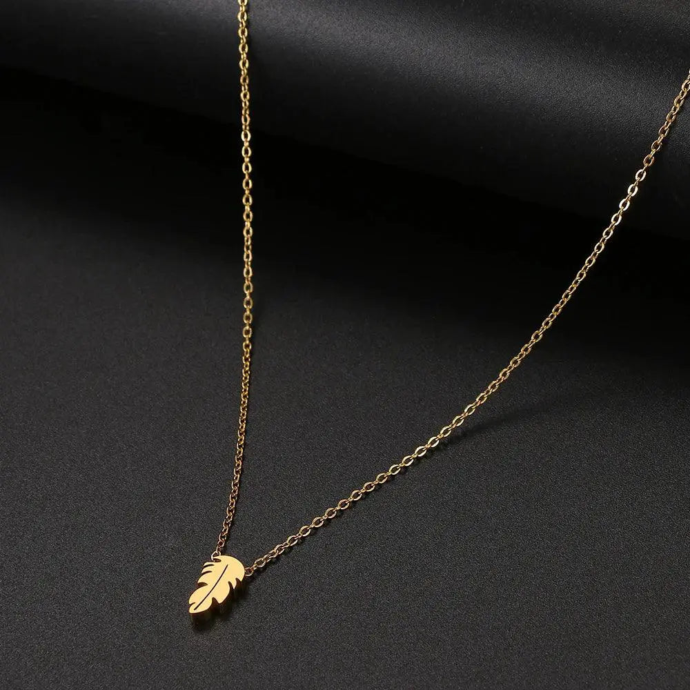 Hypoallergenic Clover Necklace for Women — product view 9