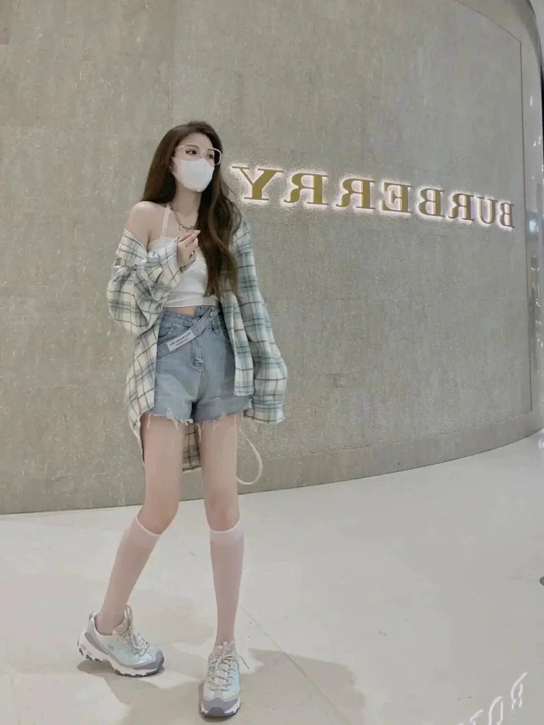HK Style Raw Edge Denim Shorts For Stylish Young Adults