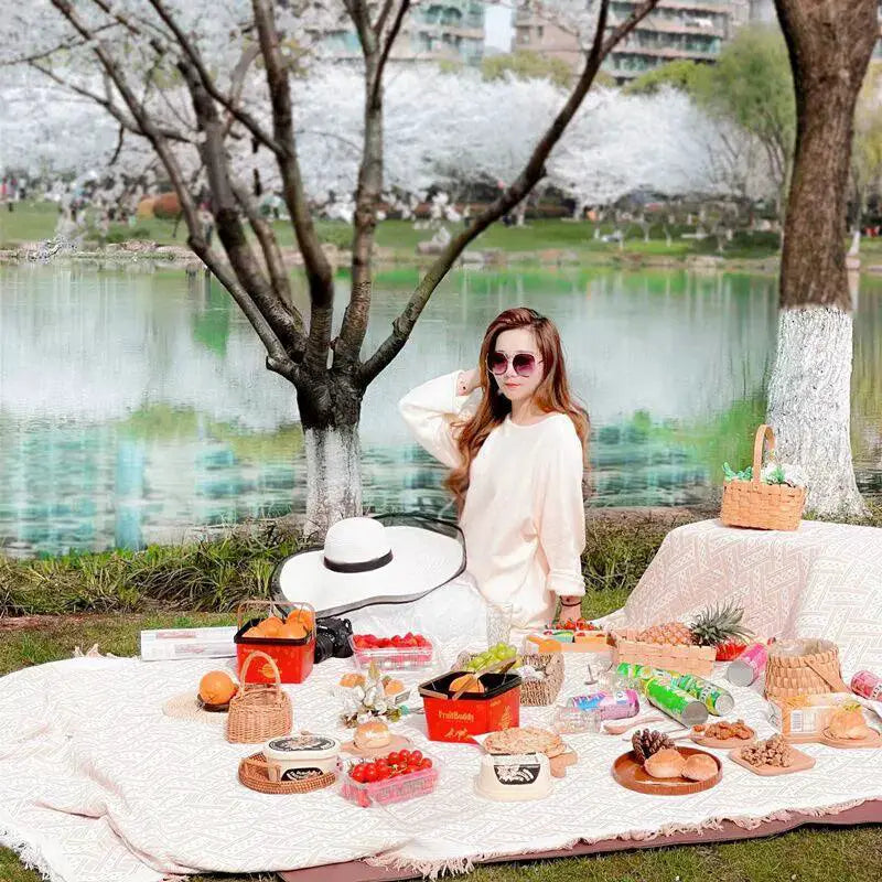 Full River Red Ins Moisture Proof Spring Lawn Picnic Blanket