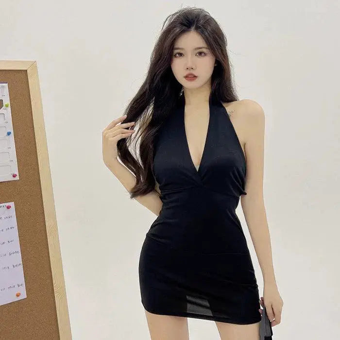 Black Halterneck Dress Sleek Style for Special Events