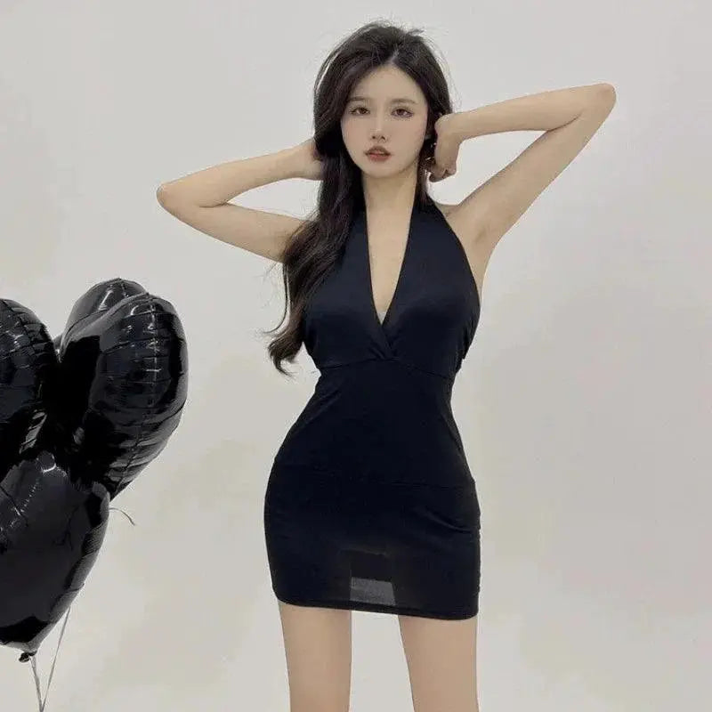 Black Halterneck Dress Sleek Style for Special Events