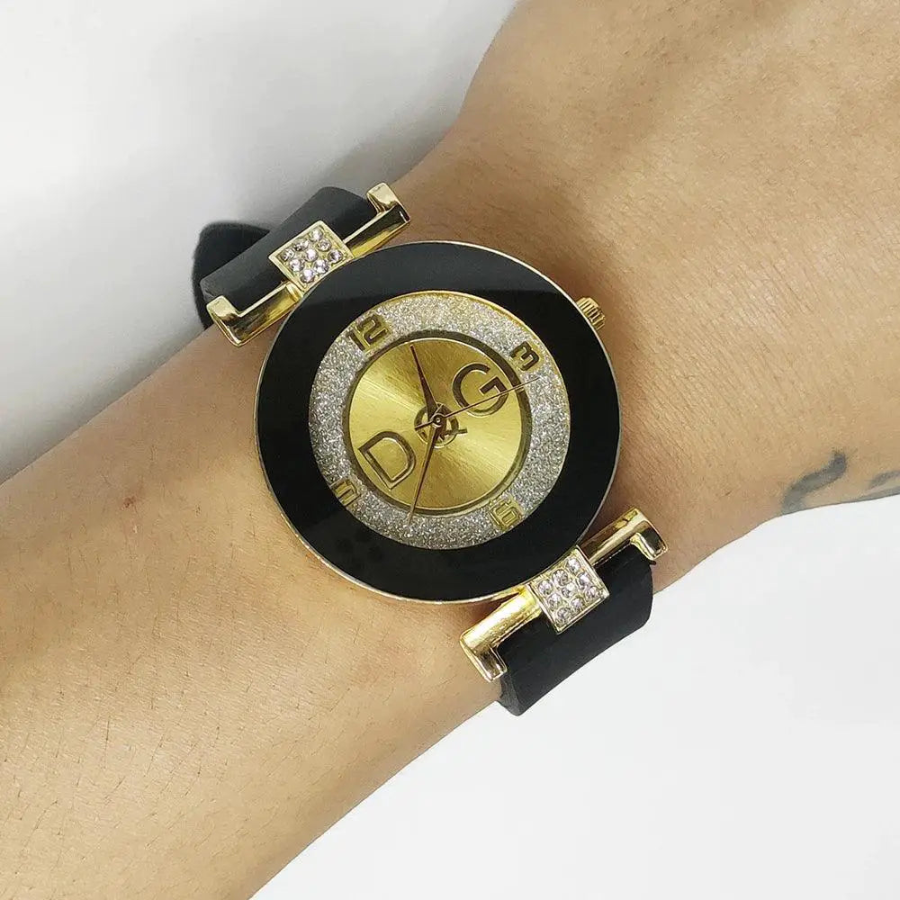 Sleek Black Quartz Watch Unisex Silicone Timepiece