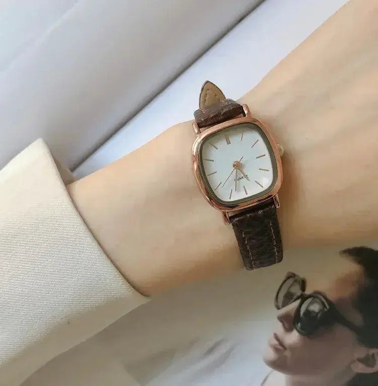 Women's Vintage Leather Strap Wristwatch Chic Style