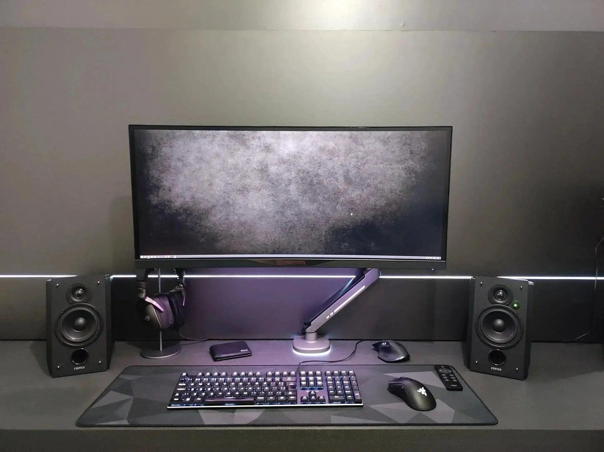 Black Rubber Gaming Mat With Customizable Desk Design