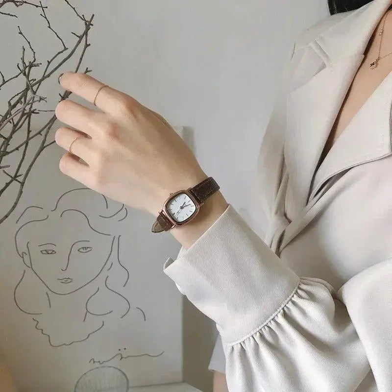 Women's Vintage Leather Strap Wristwatch Chic Style