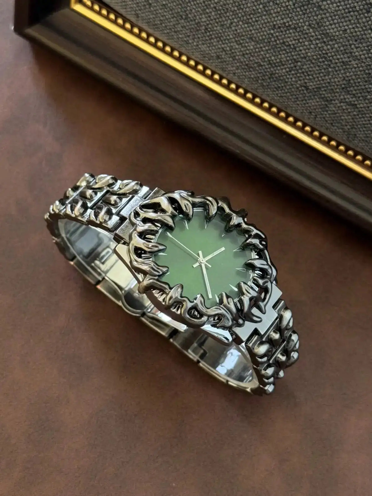 Fashionable Large Dial Men's Quartz Watch, Asymmetrical Dial Design Suitable For Daily Wear And Party Gift