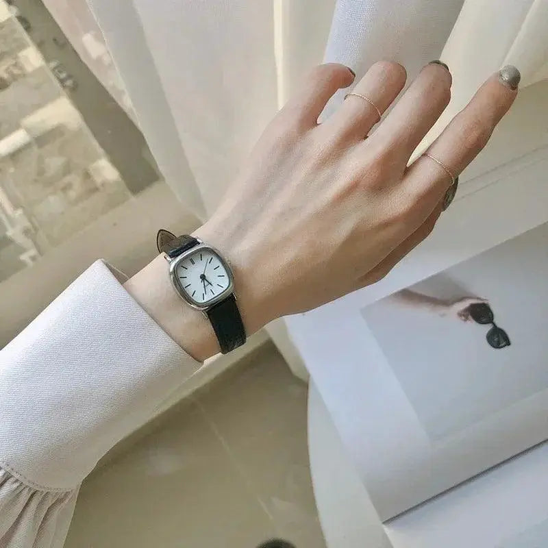 Women's Vintage Leather Strap Wristwatch Chic Style