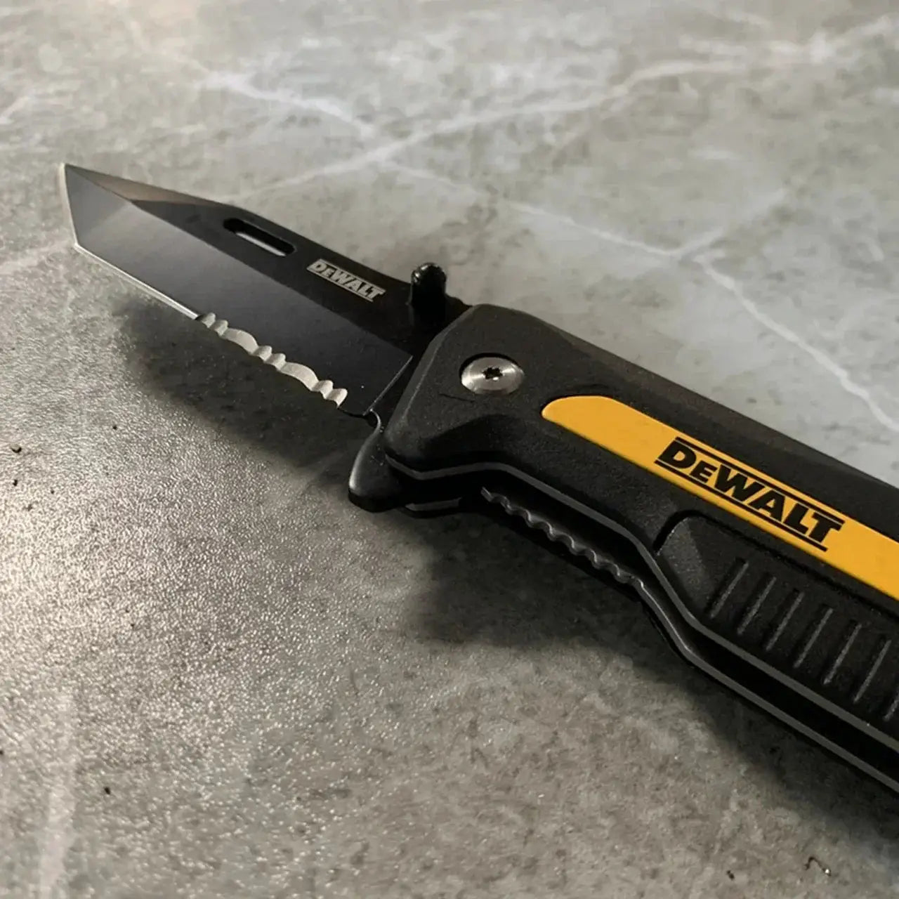 DWHT10910 Folding Utility Knife Compact Durable Tool Design