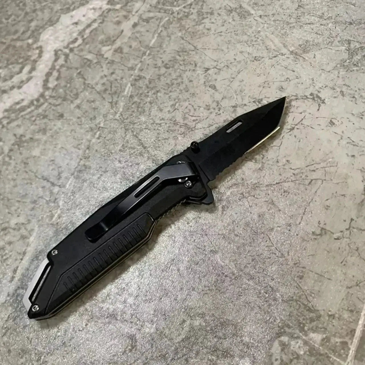 DWHT10910 Folding Utility Knife Compact Durable Tool Design