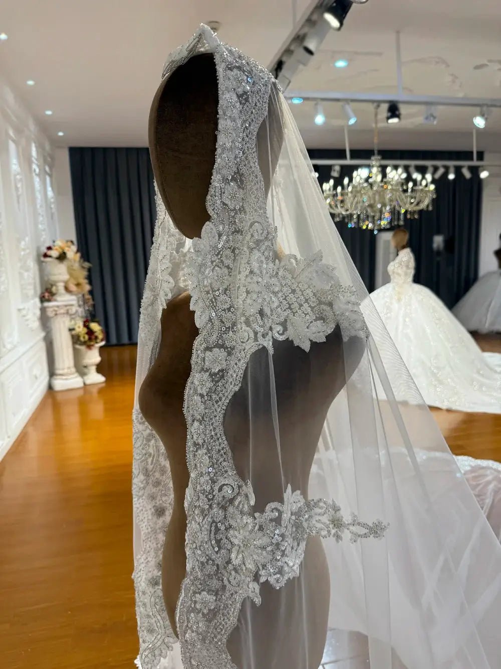 Amanda Novias Luxury Lace Border Long Wedding Veil for Brides Timeless Glamour