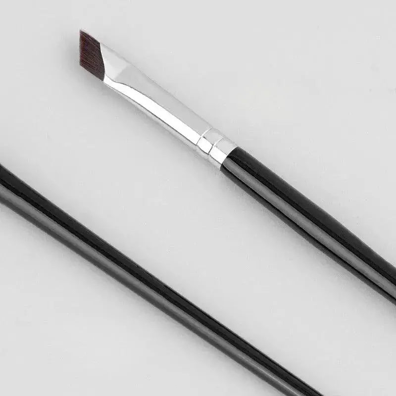 Blade Precision Makeup Brush For Impeccable Eyeliner Brows