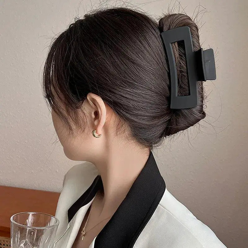 Elegant Black Hair Clip with Korean Letter Detail Design