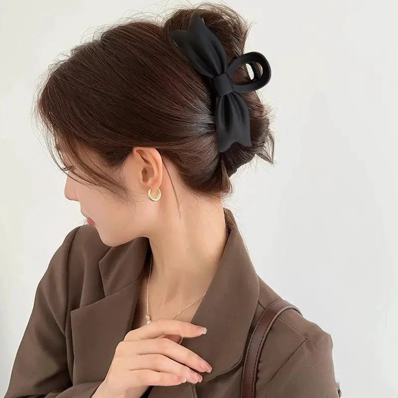 Elegant Black Hair Clip with Korean Letter Detail Design