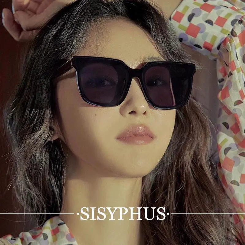 Stylish Women's Retro Black Sunglasses With UV Protection