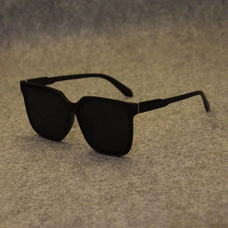 Stylish Women's Retro Black Sunglasses With UV Protection